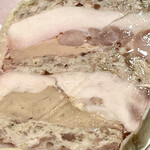 Abats - 鳥のさまざまな部位を層状に敷き詰めて皮で巻いたバロティーヌ　これさえあれば家飲みは無敵です