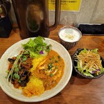 SPICY CURRY 魯珈 - 選べる２種カレー(肉と木耳の麻辣湯風咖喱と蟹ダール～渡り蟹とインド豆のカレー～)＋ぷちサラダ＋ラッシー