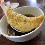 仁康 - レンゲに乗り切れないほどの大きな餃子。ドボン最高！