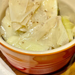 Abats - サービスでいただいた長葱のピクルスです　マリネのような柔らかい甘さがあり酸味はほとんどありません