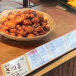 Oimoyasan Koushin - ショーケースには大きなお皿が一つと隣はスイートポテト