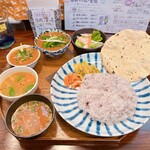 月と亀 - 小鉢上から反時計回りにサラダ、牛肉と菜花、鰯のつみれ、旬の野菜、ラッサム