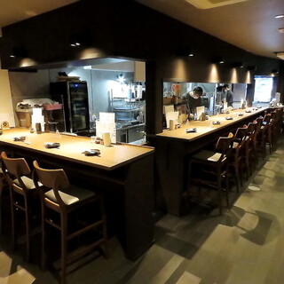 五感で愉しむ焼鳥。目の前で調理する臨場感はカウンターの醍醐味