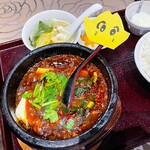 本格四川料理 麻辣先生 - 「薬膳香辛料石焼麻婆豆腐」辛！旨！香り高っ！めっちゃ服にはねます。、