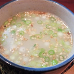 興 - 「鶏スープ」：鶏の上品な旨みと香りをギュッと濃縮！粗挽き黒胡椒が口いっぱいの倖せに、鮮やかな余韻を残します。。
      