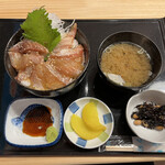 マルニ水産 - 翌日(R4.3.23)  漬け丼定食(大盛) 550円税込