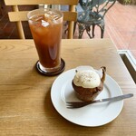 ベーリング プラント - くるみ入りキャロットケーキとアイスコーヒー(300㎖）