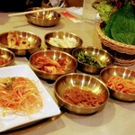 李さんの台所 - サムギョプサル用のサンチュとねぎと味噌以外は六種類のお惣菜