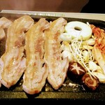 Ri San No Daidokoro - デカ厚い豚バラにキムチ、椎茸、マッシュルーム、もやしに大蒜