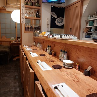 落ち着いた和の雰囲気の中で、季節のお料理と厳選酒をどうぞ