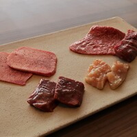 焼肉うしごろ 銀座店 - ■極みのタン ■上ハラミ ■ホルモン2種盛り合わせ（ハツ＆上ミノ） ■厳選赤身肉・塩