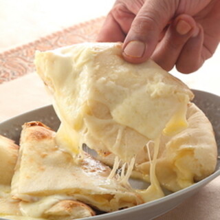 [Very popular with women] Cheese naan with plenty of cheese