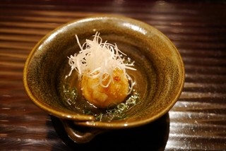 Sushihijikata - フォアグラ饅頭（さといもと道明寺粉の生地でフォアグラを包み餡をかけおかきをトッピング