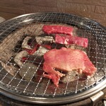 まんぷく炭火焼肉 喰らうど - 焼きます