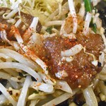 中華食堂 よしだ屋 - 「レバニラ定食」のメイン（七味唐辛子をふって）