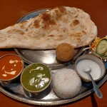 JEWEL OF INDIA - レディースセット1480円＋税（1628円）　カレーはほうれん草チーズ、バターチキンの固定です。　真ん中のコロッケっぽいのはチーズが中に入ってます。バトゥラの中にチーズ入った感じ(笑)