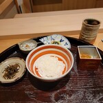 日本料理 研野 - 炊きたての土鍋ご飯、ご飯のお供、松前漬けのような青森の数の子昆布醤油漬け、しらす、キュウリの糠漬け、大根古漬けなど