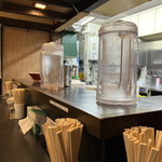 ナマイキ ヌードルズ - 今日の席はカウンター角で座りづらい^^;