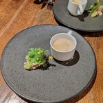 Jin - お通し(カリフラワースープー、蒸し鶏サラダ)