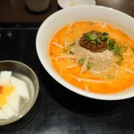 上海湯包小館  - 坦々麺セット    坦々麺と杏仁豆腐