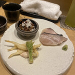 鮨 とかみ - 奥のホタルイカのネギ生姜和えは、本当に延々と食べたい逸品。。。でした、、、、泣