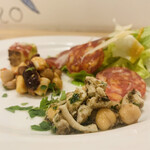 Osteria Tutto Sole - ①：自家製サラミ、コッパ（豚肩の生ハム）、大山鶏+雛豆のオリーブ油和え、帆立+豆のピューレ和え、仏産エンドウ豆+白魚のオムレツ