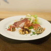 Osteria Tutto Sole - ①：自家製サラミ、コッパ（豚肩の生ハム）、大山鶏+雛豆のオリーブ油和え、帆立+豆のピューレ和え、仏産エンドウ豆+白魚のオムレツ