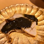 天よし - ⑥黒鮑(愛媛県産)、黒鮑肝ソース
            産卵期は秋～冬、旬は初夏～夏
            薄切りされ旨みはほどぼど、肝ソースで磯の香りが拡がります