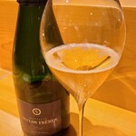 天よし - お酒①デクロ・フレール・ブリュットNV(シャンパーニュ、フランス)
      葡萄品種:ピノ・ノワール80%、シャルドネ20%