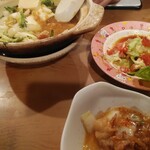 鳥勝 - 煮込み豆腐と生野菜シングル