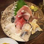 金町製麺 - 刺身盛（イワシ、カマス、ブリ、ツブ貝など）