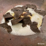 カーサ・デル・チーボ - 卵黄とフォンドゥータのラヴィオローネ黒トリュフ掛け