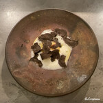 カーサ・デル・チーボ - 卵黄とフォンドゥータのラヴィオローネ黒トリュフ掛け