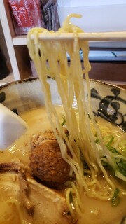 Menya Hachibee - 中太縮れ麺