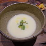 ル クーリュズ - ジャガイモのスープ、コリアンダーでエスニックな香り
