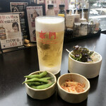 赤門 - 生ビール、お通し、サラダ