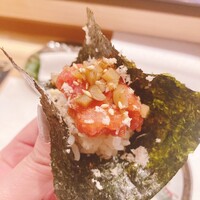 築地 すし Omakase - マグロのユッケと春牛蒡の巻物