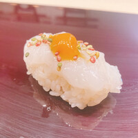 築地 すし Omakase - ヤリイカの握りイバラ蟹内子載せ