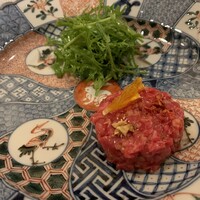 東京肉しゃぶ家 - タルタルと三種のドライフルーツ（バナナ、トマト、オレンジ）　辛子菜を添えて