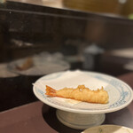 Tempura Shinjuku Tsuna Hachi - 櫂御膳２９７０円。海老。一尾を食べた後に写メを撮りました（笑）。衣はクリスピーな味わいですが、身はしっとり水々しく揚がっています（╹◡╹）