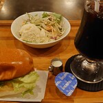 ラッキー亀有２号店 - おはようセット　ロールパン（タマゴ入り）アイスコーヒ＋２０円　計５７０円