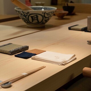 食べ手と作り手に程よい距離感を生む、檜の一枚板のカウンター