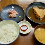 Izuya - カレイ煮付＆ぶり刺身セット（850円）