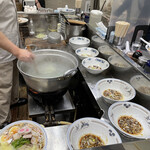 中華そば みたか - 調理風景