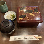 Chiyofuku - らんち重（お新香、お吸い物付き）　1,300円
                        「鰻・焼鳥・卵焼の三種盛りです。」