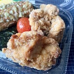 Onigiriya Route 88 - 阿波尾鶏の唐揚げ、
                      ちょっと粉っぽさのあるカリカリ感。