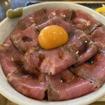 肉ダイニング 満 - 霜降りモモ肉ローストビーフ丼　肉1.5倍　ご飯大盛り（2288円） 卵黄トッピング（55円）