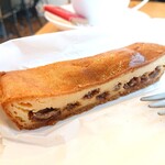 珈琲羅坊 - ラムレーズン入りチーズケーキ300円