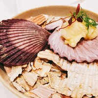 レストランひらまつ 博多 - 緋扇貝の貝殻にベニエが