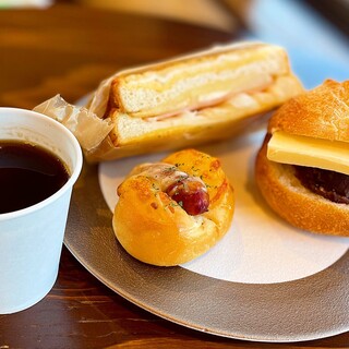 パンと一緒にコーヒーでほっと一息♪テラス席もございます！